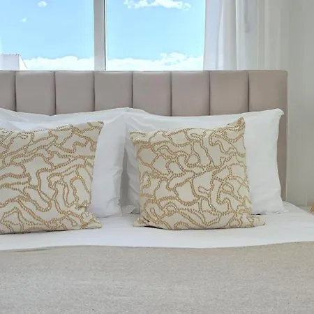 Apartment White Aura By Staycom *
